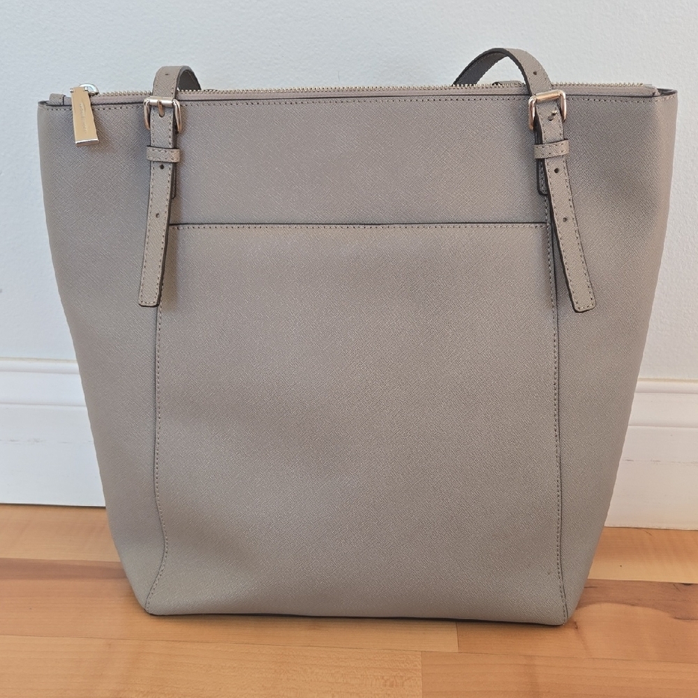 🩶 Michael Kors Light Gray Voyager Large Tote Silver Hardware - Picture 7 of 16